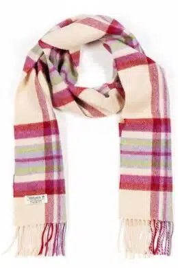 Details – John Hanly Irish Wool Scarf Long 1907 Snow Grey Charcoal Check Merk: John Hanly Type: Irish Wool Scarf Long Kleur: Snow Grey Charcoal Check ProductID / SKU: 1907 Materiaal: 100% lamswol Afmetingen: 24 cm x 200 cm Seizoenen: Ideaal voor herfst en winter Geschikt voor: Dames en heren Verkrijgbaar in: Veel verschillende kleuren