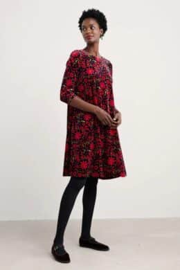 Seasalt Cornwall Mahonia Dress Folky FLowers Onyx Carmine - La Vie en Rose Damesmode