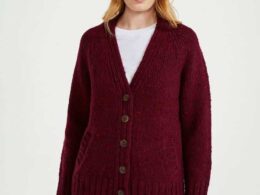 Aran Woollen Mills Ladies Donegal Cardigan Side Pockets Winter Berry - La Vie en Rose Damesmode