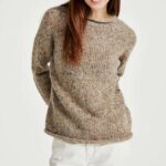 Aran Woollen Mills Ladies Roll Neck Raglan Crew Light Honey - La Vie en Rose Damesmode