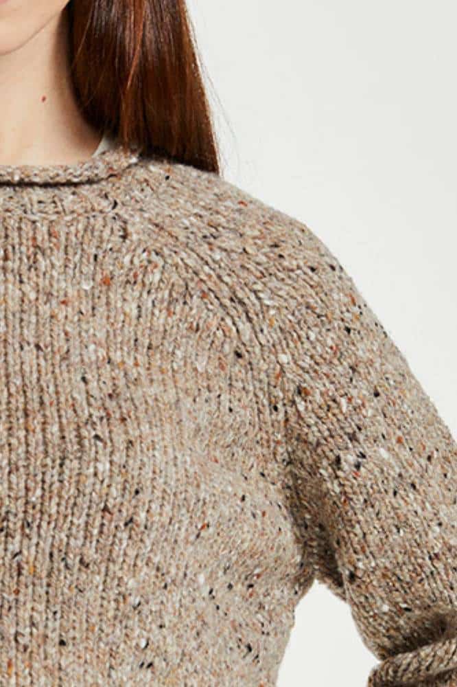 Aran Woollen Mills Ladies Roll Neck Raglan Crew Light Honey - La Vie en Rose Damesmode