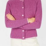 IrelandsEye Knitwear Killiney Cardigan Boysen Berry - La Vie en Rose Damesmode