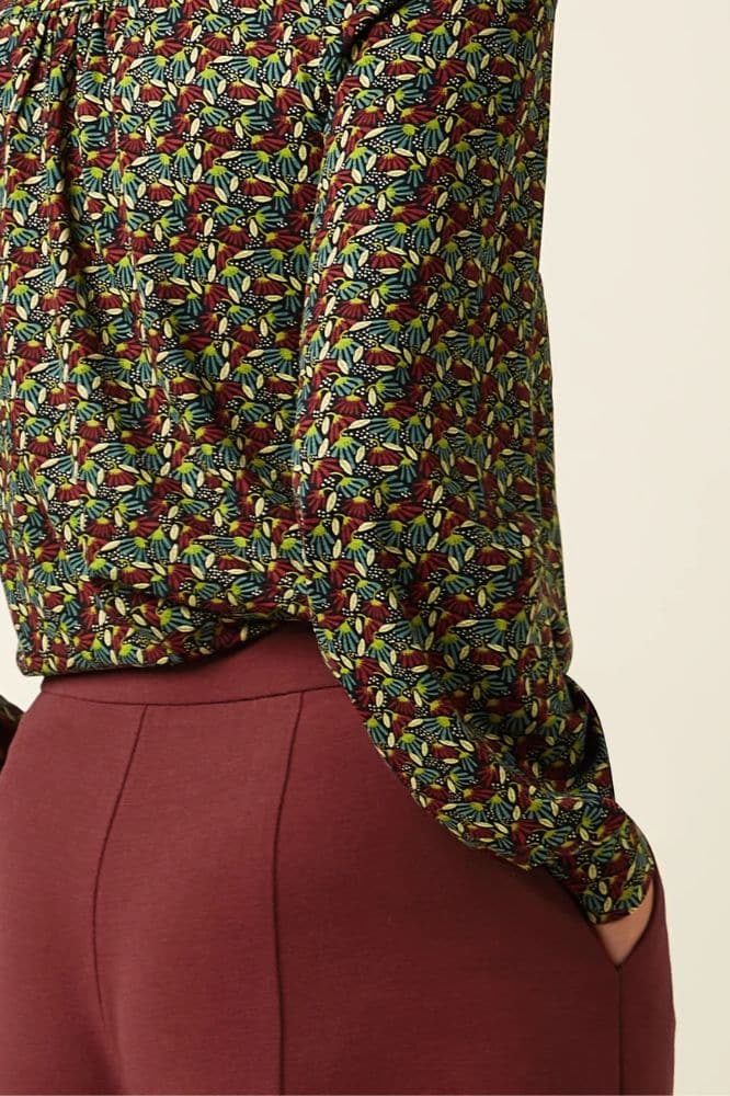 King Louie Maisie Blouse Mirth Jersey Rhubarb Red - La Vie en Rose Damesmode