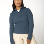 Doutzen Schipperstrui Beehge – Roosenstein Wolke in 100% Sport Loden wol. Half-zip, heritage details en tijdloze kwaliteit. Bij lavieonline.nl.