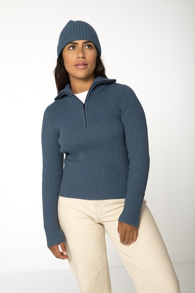 Doutzen Schipperstrui Beehge – Roosenstein Wolke in 100% Sport Loden wol. Half-zip, heritage details en tijdloze kwaliteit. Bij lavieonline.nl.