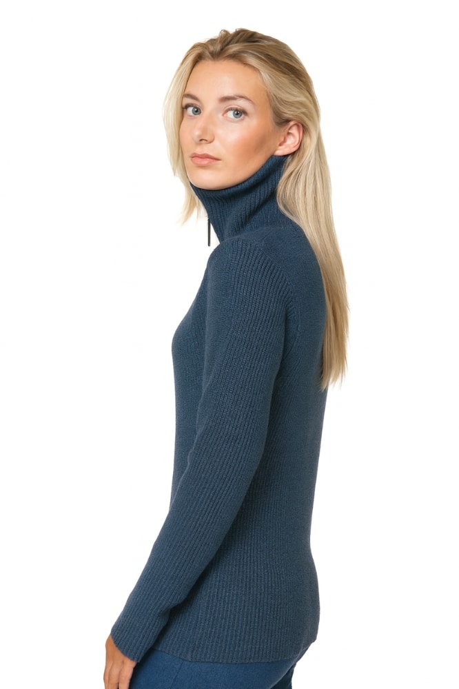 Doutzen Schipperstrui Beehge – Roosenstein Wolke in 100% Sport Loden wol. Half-zip, heritage details en tijdloze kwaliteit. Bij lavieonline.nl.