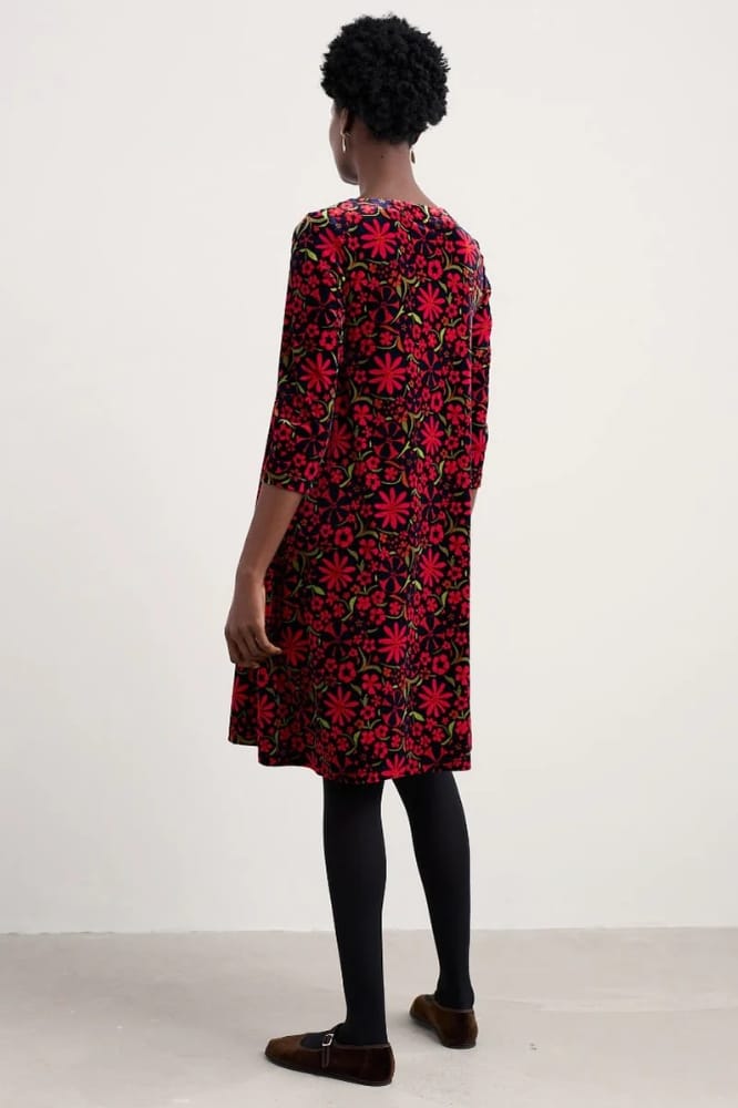 Seasalt Cornwall Mahonia Dress Folky FLowers Onyx Carmine - La Vie en Rose Damesmode