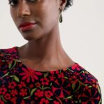 Seasalt Cornwall Mahonia Dress Folky FLowers Onyx Carmine - La Vie en Rose Damesmode