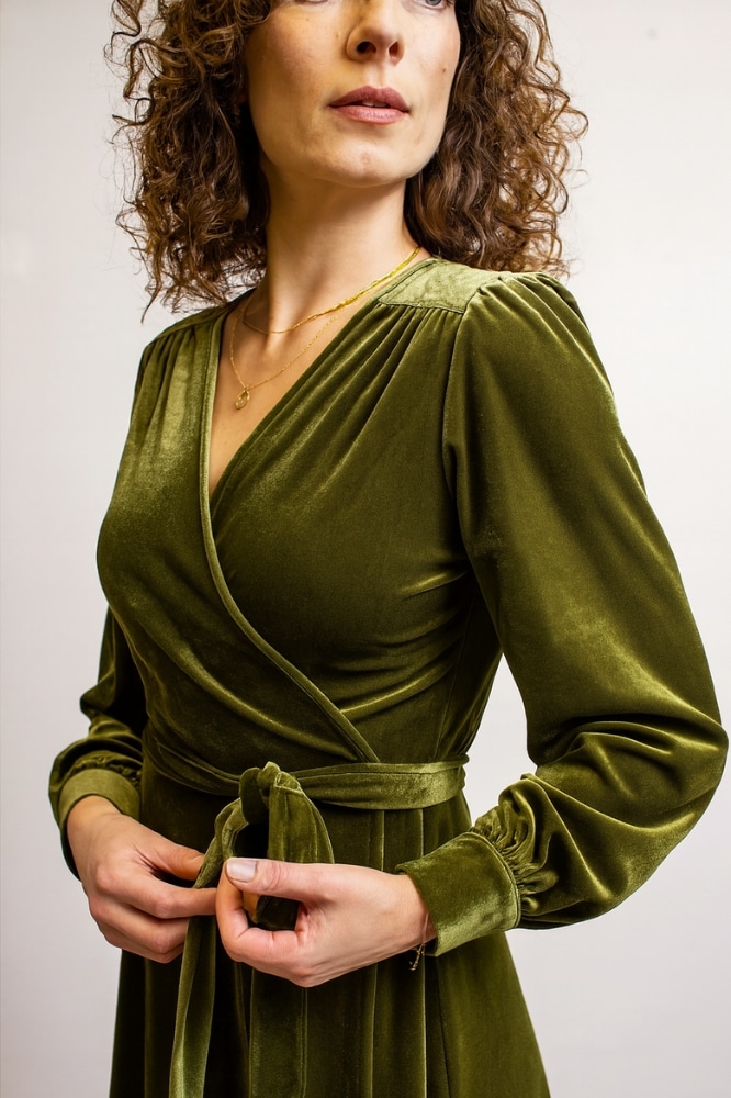 Very Cherry Dalida Dress Steam Velvet Olive - La Vie en Rose Damesmode (1)