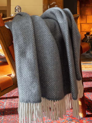 John Hanly Merino Cashmere Throw Grey Herringbone 1474 - La Vie en Rose Damesmode Enkhuizen (2)