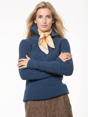 Doutzen Schipperstrui Beehge – Roosenstein Wolke in 100% Sport Loden wol. Half-zip, heritage details en tijdloze kwaliteit. Bij lavieonline.nl.