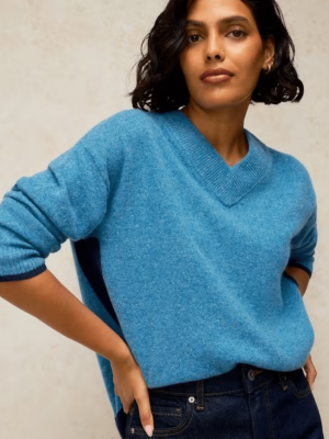 White Stuff Cashmere V Neck Jumper Bright Blue 447208 - La Vie en Rose Damesmode Enkhuizen (1)